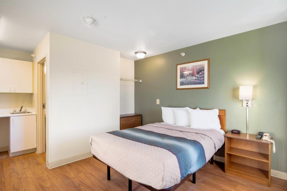 HomeTowne Studios Colorado Springs - Airport