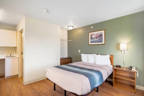 HomeTowne Studios Colorado Springs - Airport image 8